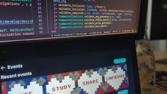Ekrany wyświetlające kod w językach Elixir i TypeScript oraz stronę pokazującą wydarzenie opublikowane w Fediwersum.