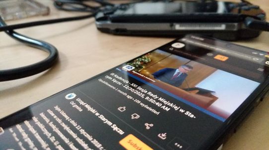 Telefon wyświetlający sesję rady miejskiej Gminy Stary Sącz na serwerze PeerTube.